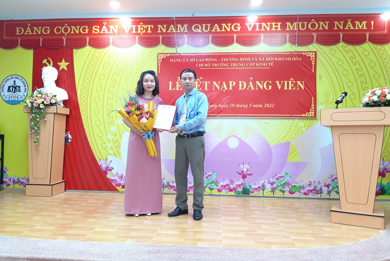 Chi bộ Trường Trung cấp Kinh tế Khánh Hòa tổ chức lễ kết nạp Đảng cho quần chúng Ngô Thị Phương Anh