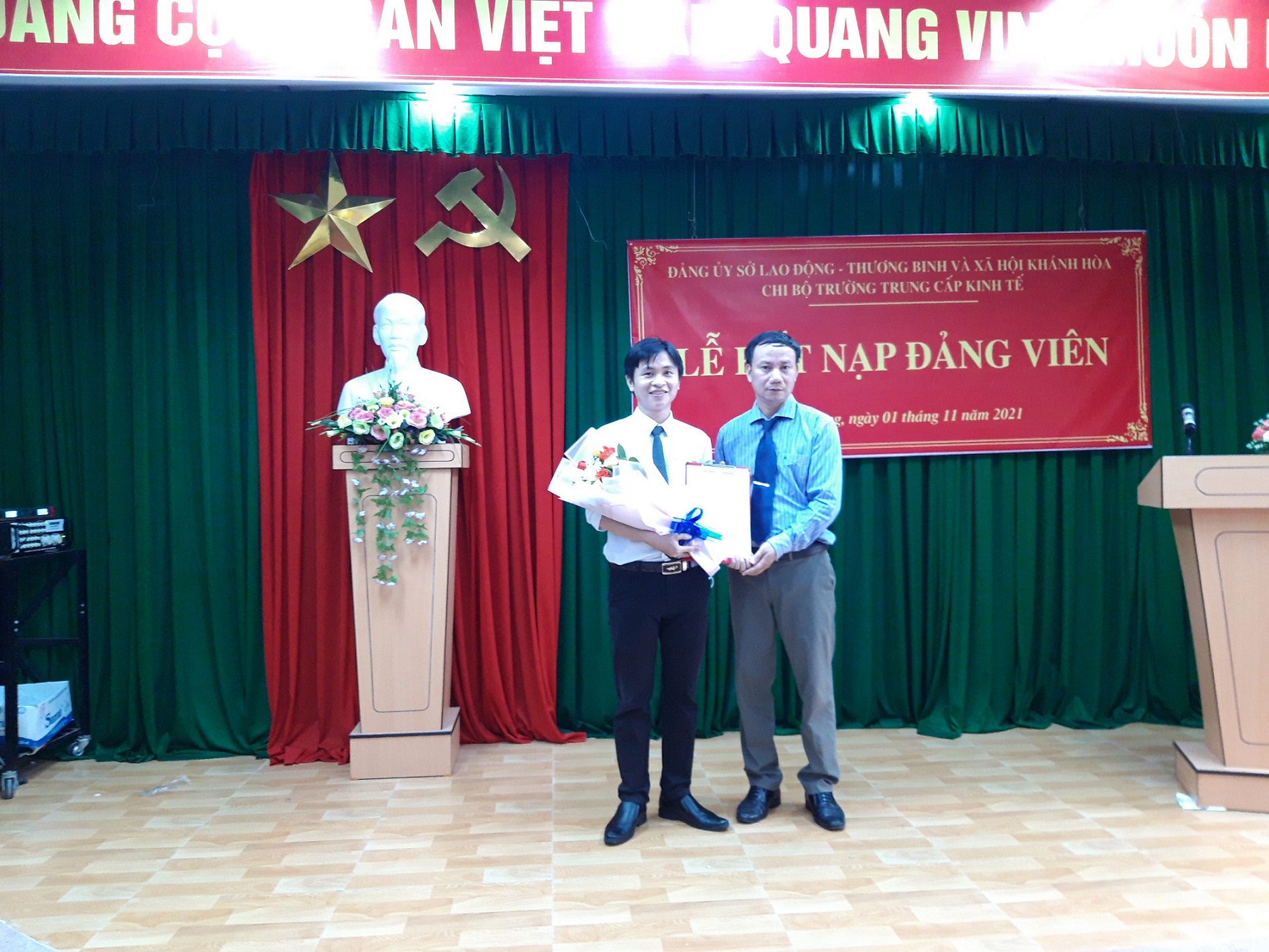 Lễ Kết nạp đảng viên cho quần chúng Nguyễn Thị Anh và Nguyễn Văn Hào