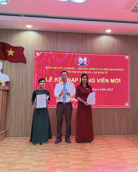 Chi bộ trường TCKT Khánh Hòa tổ chức lễ kết nạp đảng viên mới