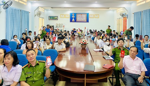 Tuyên truyền và hướng dẫn cho cán bộ viên chức và gần 300 học sinh Trường Trung cấp Kinh tế Khánh Hòa cài đặt tài khoản định danh điện tử