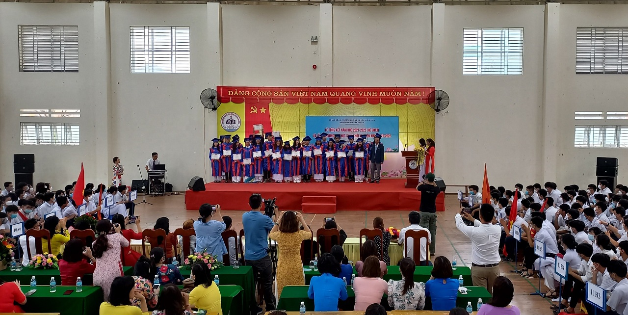 Trường Trung cấp Kinh tế Khánh Hòa tổ chức lễ tổng kết năm học 2021-2022 hệ Giáo dục thường xuyên và lễ ra trường cho học sinh khối 12 niên khóa 2019-2022
