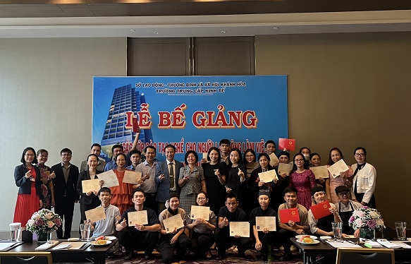 Trường Trung cấp Kinh tế Khánh Hòa: bế giảng lớp đào tạo nghề cho người lao động đang làm việc tại Khách sạn Intercontinental Nha Trang