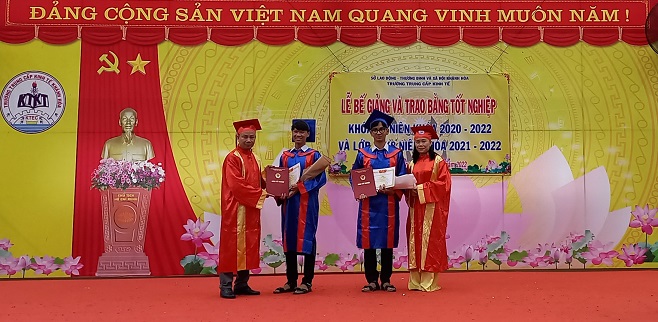 Trường Trung cấp Kinh tế Khánh Hòa tổ chức lễ bế giảng và trao bằng tốt nghiệp cho học sinh khóa 37 và 38