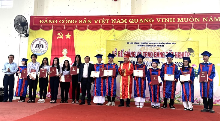 Trường Trung cấp Kinh tế Khánh Hòa tổ chức lễ bế giảng và trao bằng tốt nghiệp cho học sinh khóa 38, 39 đợt 1, năm 2023